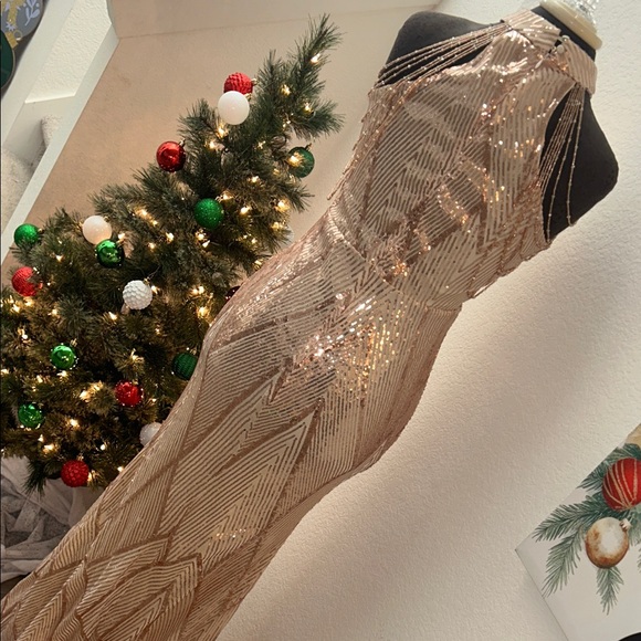 Elegant Gold Sequin Evening Gown - Picture 6 of 7